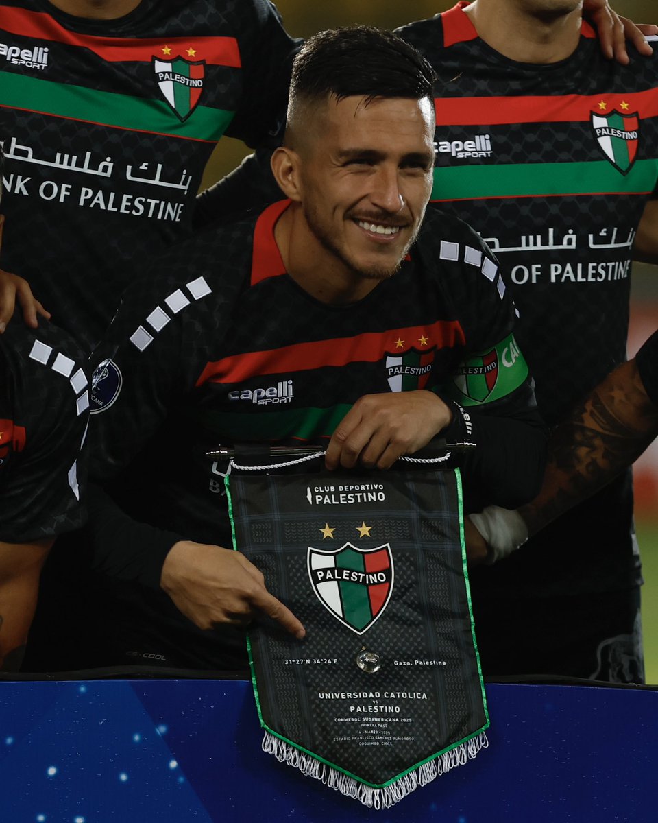 CDPalestinoSADP's tweet photo. 🗓️ A comienzos del 2024, la casa del médico Anas Mohamed Tahir fue bombardeada y destruida por completo en el Campamento de Nuseirat, Gaza 🇵🇸

Un pequeño trozo de esos escombros viajó más de 13 mil kilómetros para posarse sobre el banderín que nuestro equipo presentó en la CONMEBOL Sudamericana 🌎

Cuando Palestino salta a la cancha, #TodoUnPueblo lo hace detrás. Somos mucho más que un equipo ❤️💚