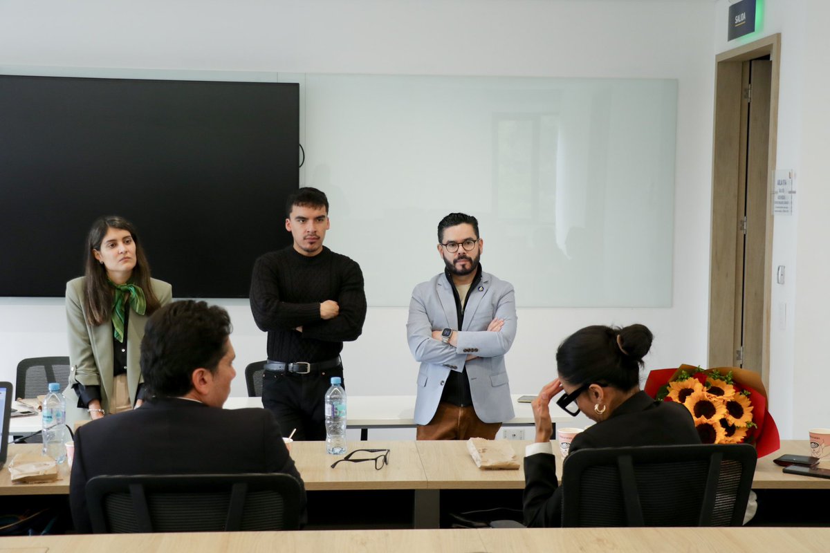 jhbaezar's tweet photo. Antes de iniciar un nuevo semestre, nos reunimos con los docentes de la Escuela de Derecho para seguir fortaleciendo nuestra misión académica. 🚀

Hablamos de desafíos, oportunidades e innovación en la enseñanza. 

¡Vamos con todo!

#Derecho #Educación #UIDE #NuevoSemestre https://t.co/VmgkjmWotJ