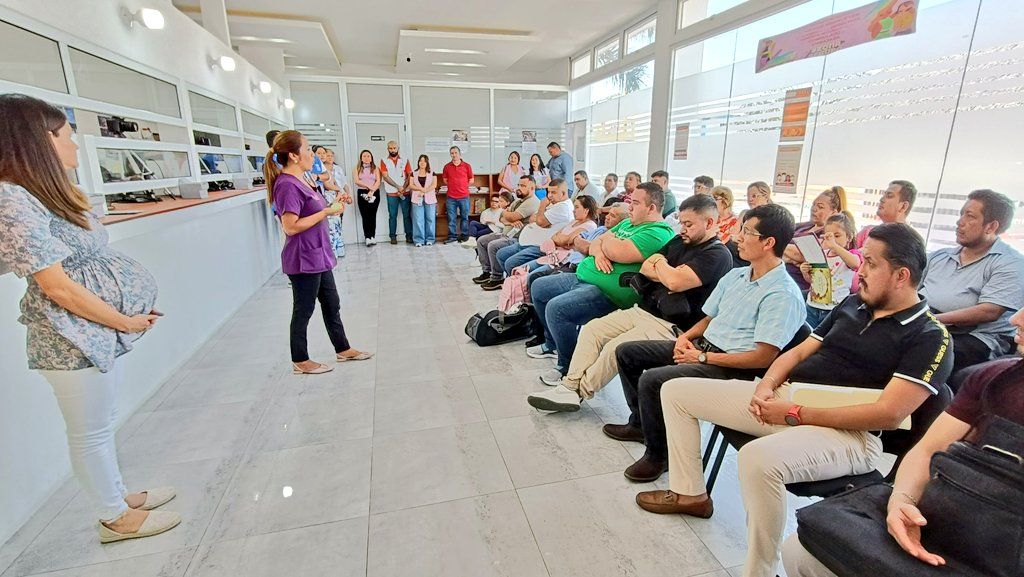 Jose_LuisMEX's tweet photo. Con motivo del #DiaInternacionalDeLaMujer 🟣🟢 tuvimos una plática informática con aliadas de la #VAIM y @ACNURGuate.

También inauguramos la Sala de Lactancia 🚼 para que el público usuario cuente con espacio digno y cómodo mientras visita el @ConsulMexTeu https://t.co/2wz4Ki36LA