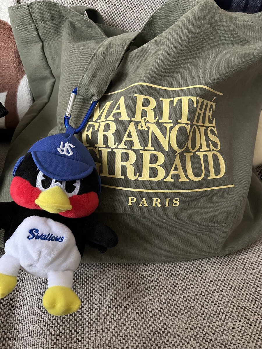 横浜行ってきます！！カーキのマリテトートバッグに、つば九郎付けました☘️💚
#Taecyeon #テギョン #ペンミ