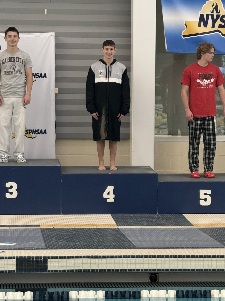 Bville_Bees's tweet photo. Nicolas Pompo started diving 15 months ago &amp; he just placed 4th in the @NYSPHSAA What an amazing story for an incredible student athlete. We are so proud of you, Nick. https://t.co/zSAih4Trea