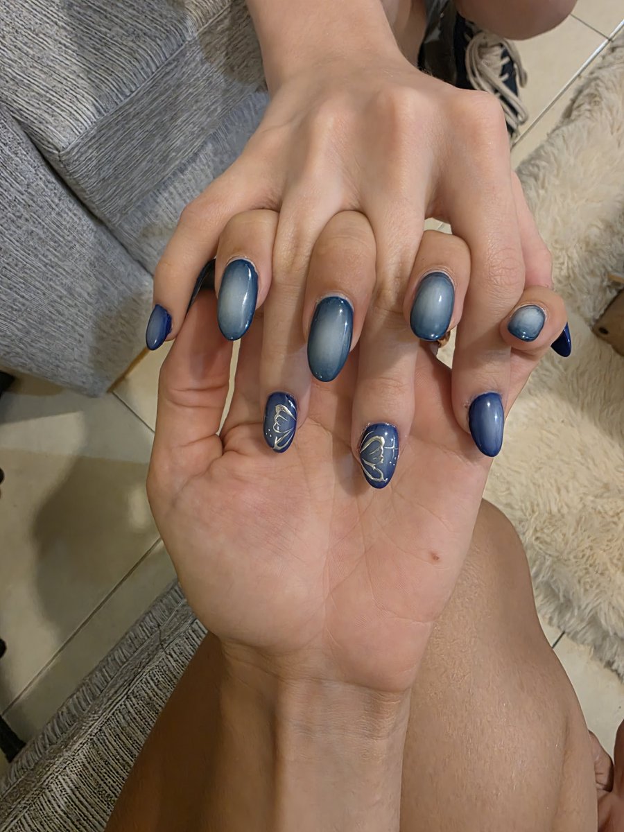 IneCivit's tweet photo. Lily y yo combinamos uñas sin querer https://t.co/hC46dfYsB8
