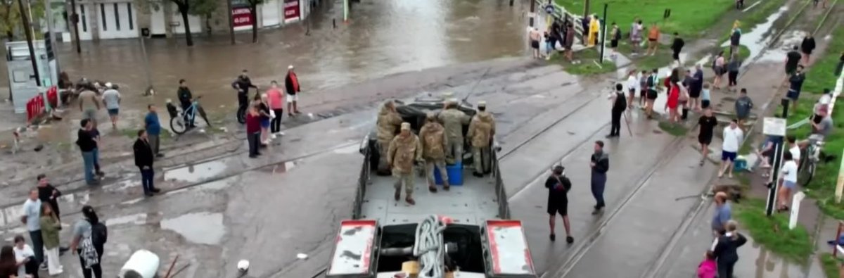 MinDefensa_Ar's tweet photo. El Vehículo Anfibio a Rueda de la Brigada Anfibia de Infantería de Marina de @Armada_Arg es clave en la evacuación en Bahía Blanca. En tierra avanza como un camión, en el agua navega como una lancha, llegando donde otros no pueden para rescatar y asistir a los más afectados. https://t.co/jQYGRnLkT3
