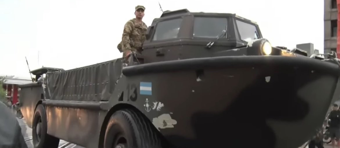 MinDefensa_Ar's tweet photo. El Vehículo Anfibio a Rueda de la Brigada Anfibia de Infantería de Marina de @Armada_Arg es clave en la evacuación en Bahía Blanca. En tierra avanza como un camión, en el agua navega como una lancha, llegando donde otros no pueden para rescatar y asistir a los más afectados. https://t.co/jQYGRnLkT3