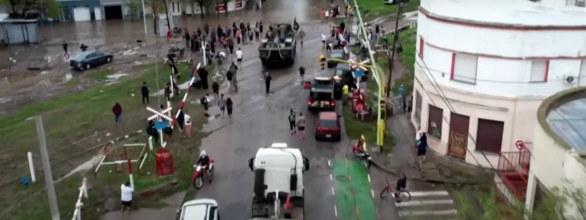 MinDefensa_Ar's tweet photo. El Vehículo Anfibio a Rueda de la Brigada Anfibia de Infantería de Marina de @Armada_Arg es clave en la evacuación en Bahía Blanca. En tierra avanza como un camión, en el agua navega como una lancha, llegando donde otros no pueden para rescatar y asistir a los más afectados. https://t.co/jQYGRnLkT3