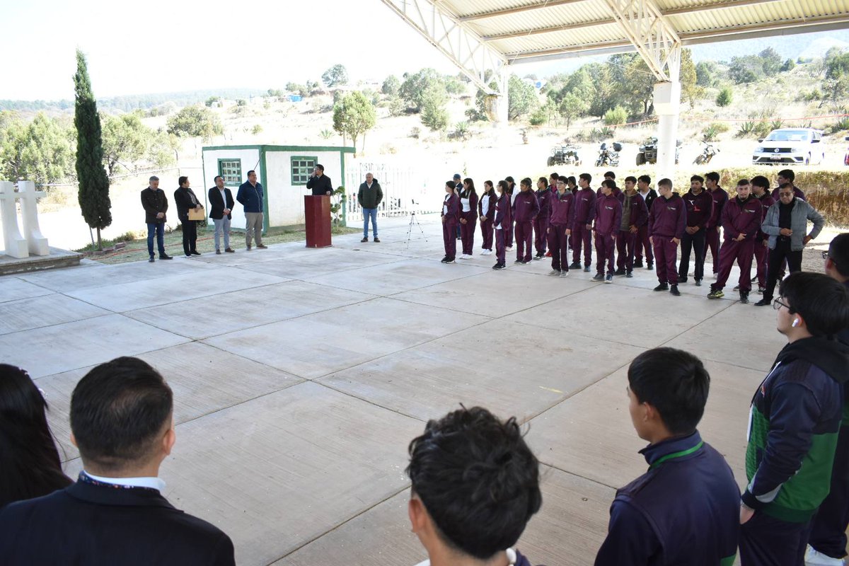 Con mucha alegría, las y los estudiantes del EMSAD ACOPINALCO DEL PEÑON recibieron al director general, Blas Marvin Mora, para cerrar esta primera semana de visitas a planteles Cecyte-Emsad Tlaxcala.
#SerExcelente es #SerCECyTE #SerEMSaD
#UnaNuevaHistoria