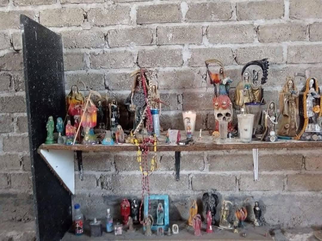 Eco1_LVM's tweet photo. 🚨🚨🚨Teuchitlán -Jalisco-

De acuerdo a la FEPD, en el campo de exterminio del rancho Izaguirre, asegurado el año pasado había

-Identificaciones de Tlajomulco y Guanajuato.
-3 crematorios
-ropa, la mayoría de mujeres
-400 pares de zapatos https://t.co/QcIRG0pw5Q