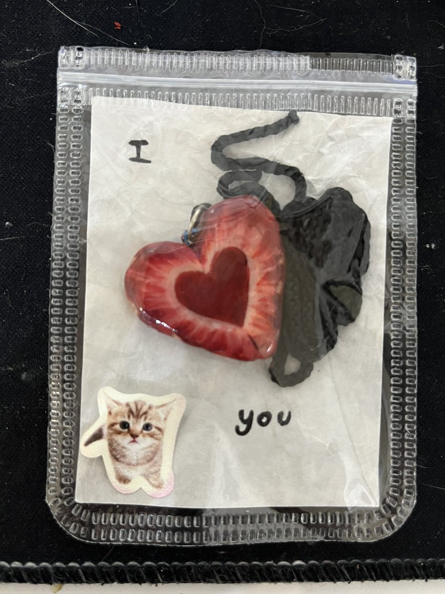 miren lo q le hice a mi novia chicos es d porcelana, se nota q es una frutilla ono..