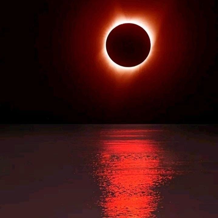 choquei's tweet photo. 🚨ATENÇÃO: Eclipse Lunar Total será visível em todo o Brasil no dia 14 de março.

A Lua ficará vermelha após a meia-noite, entre os dias 13 e 14. O auge do fenômeno ocorrerá, mais precisamente, às 3h50 da madrugada do dia 14. https://t.co/qGjLRtbY9p
