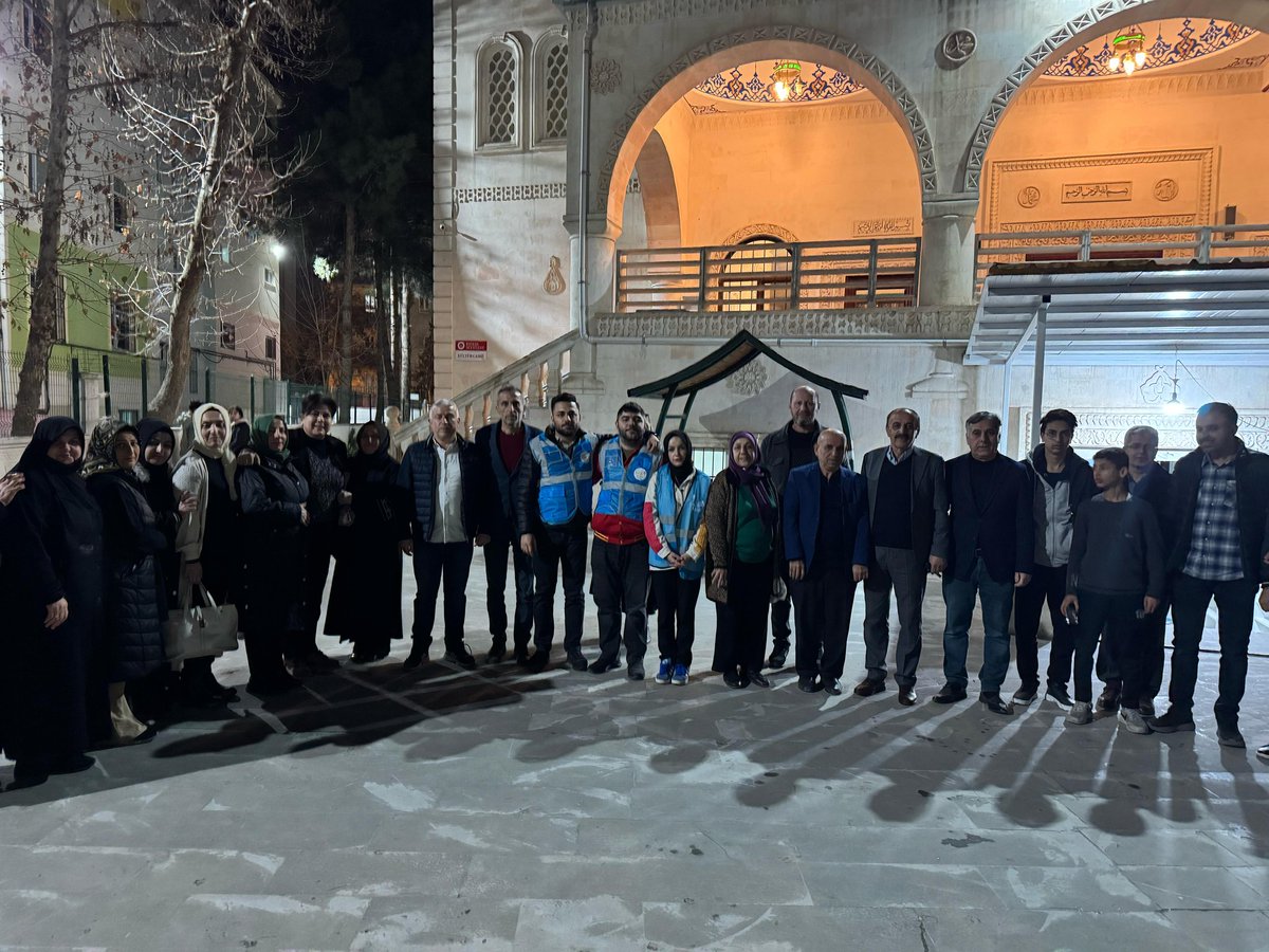 AkGenclikBatman's tweet photo. 🕌Kültür Camii
🕌Zehra Camii

Teravih sonrası vatandaşlarımıza tatlı ikram edip sıcak sohbetler ediyoruz☺️ https://t.co/GhzMrPa6fb