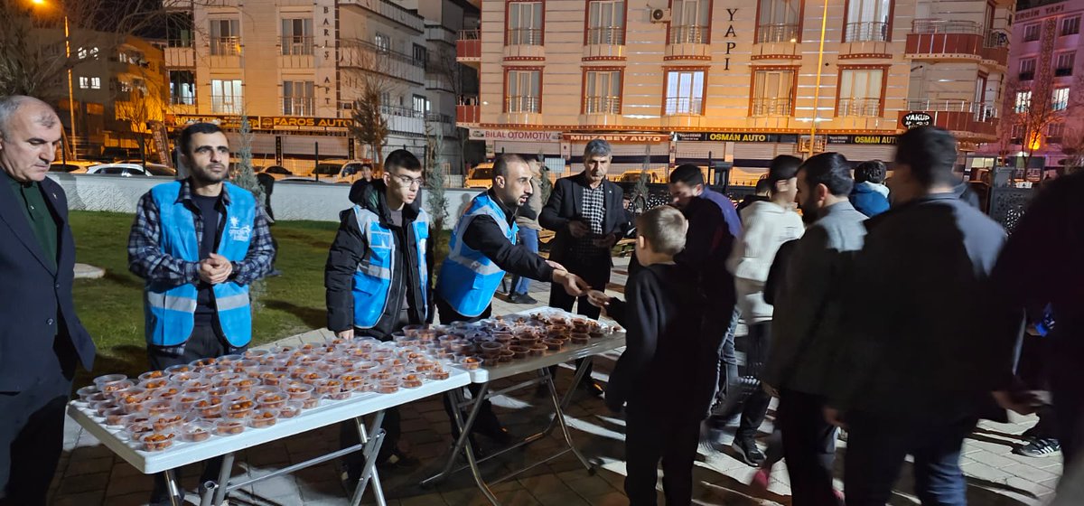 AkGenclikBatman's tweet photo. 🕌Kültür Camii
🕌Zehra Camii

Teravih sonrası vatandaşlarımıza tatlı ikram edip sıcak sohbetler ediyoruz☺️ https://t.co/GhzMrPa6fb