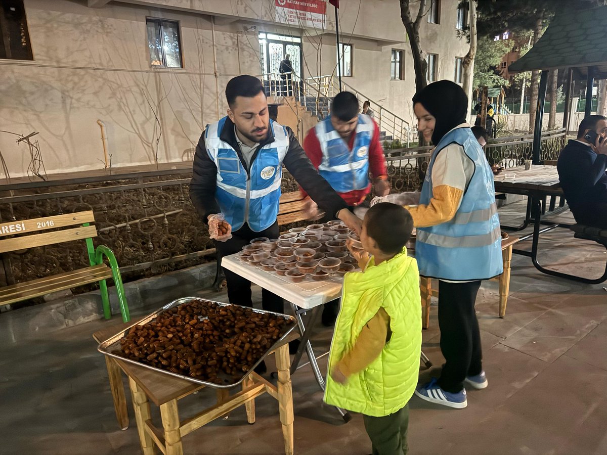AkGenclikBatman's tweet photo. 🕌Kültür Camii
🕌Zehra Camii

Teravih sonrası vatandaşlarımıza tatlı ikram edip sıcak sohbetler ediyoruz☺️ https://t.co/GhzMrPa6fb