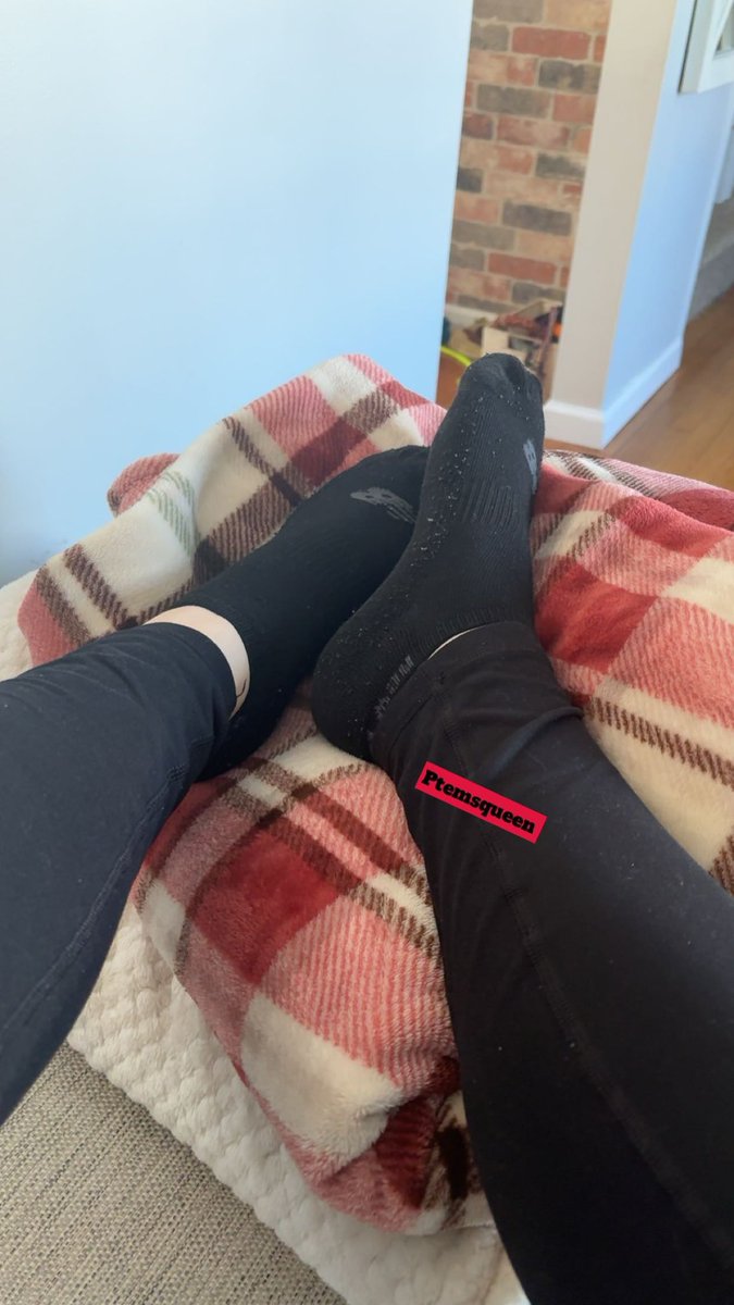 PtqueenIg's tweet photo. Happy Friday. #socksgirl #socks #wornsocks #sweatysocks #dirtysocks #smellysocks #wellwornsocks #wellworn #anklesocks #sockselfie #socks #anklesocklover #cutesocks #socksofinstagram #socksoftheday #ems #firstresponder https://t.co/rhkh6fMQ2d