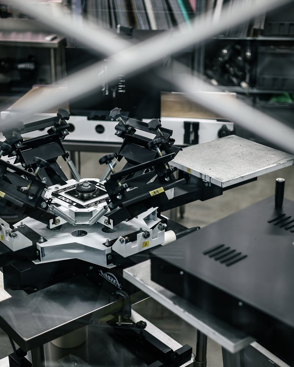 Feelin_osaka's tweet photo. 鉄工所などが立ち並ぶ路地に突如現れる、古倉庫をリノベーションした”秘密基地”なアパレルショップ。
オリジナルブランド @LZBN_official が生産されるシルクスクリーンプリントファクトリー #LZBNFACTORY 併設。
無料駐車場完備。

#Feelinosaka https://t.co/5gM21p6R4F