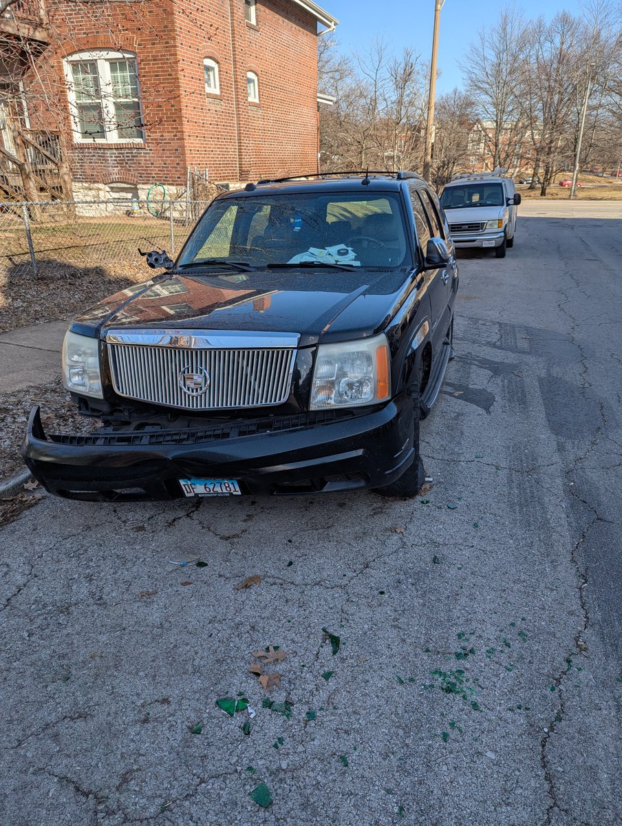 meson537's tweet photo. @stlcsb abandoned car at 4906 Itaska.  Been here for months. https://t.co/4O46YlIlyh