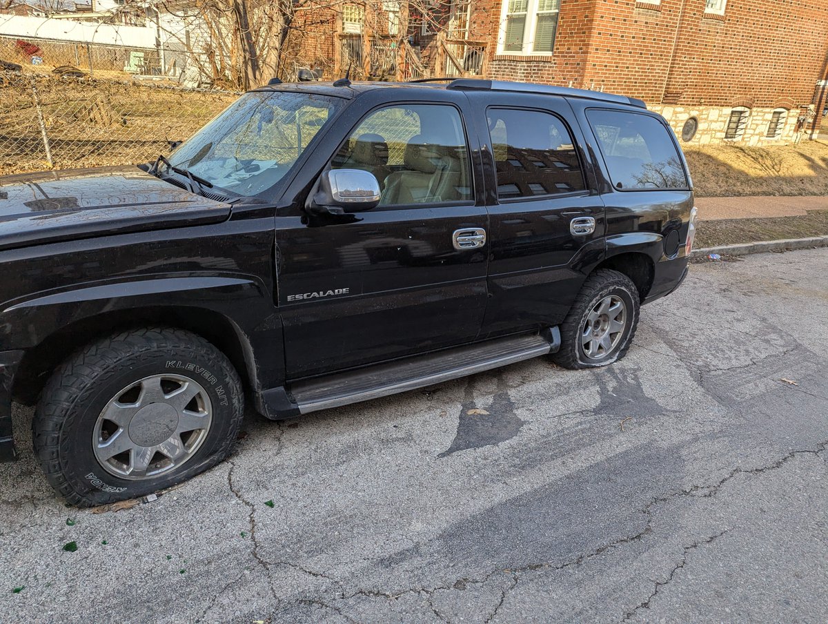 meson537's tweet photo. @stlcsb abandoned car at 4906 Itaska.  Been here for months. https://t.co/4O46YlIlyh
