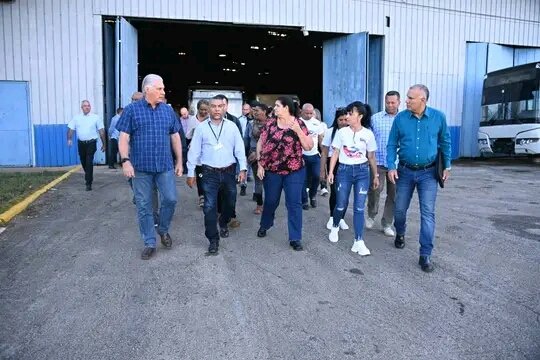 sadyDopi's tweet photo. El Primer Secretario del CCPCC y Presidente de la República, 
@DiazCanelB recorre áreas de la Empresa Productora de Ómnibus Evelio Prieto Guillama, en #Guanajay, donde conoce sobre el ensamblaje de motos y nuevos proyectos de trabajo de la entidad. 
#ArtemisaJuntosSomosMás https://t.co/SP30bNXJ2i