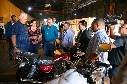 sadyDopi's tweet photo. El Primer Secretario del CCPCC y Presidente de la República, 
@DiazCanelB recorre áreas de la Empresa Productora de Ómnibus Evelio Prieto Guillama, en #Guanajay, donde conoce sobre el ensamblaje de motos y nuevos proyectos de trabajo de la entidad. 
#ArtemisaJuntosSomosMás https://t.co/SP30bNXJ2i