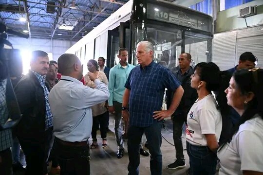 sadyDopi's tweet photo. El Primer Secretario del CCPCC y Presidente de la República, 
@DiazCanelB recorre áreas de la Empresa Productora de Ómnibus Evelio Prieto Guillama, en #Guanajay, donde conoce sobre el ensamblaje de motos y nuevos proyectos de trabajo de la entidad. 
#ArtemisaJuntosSomosMás https://t.co/SP30bNXJ2i