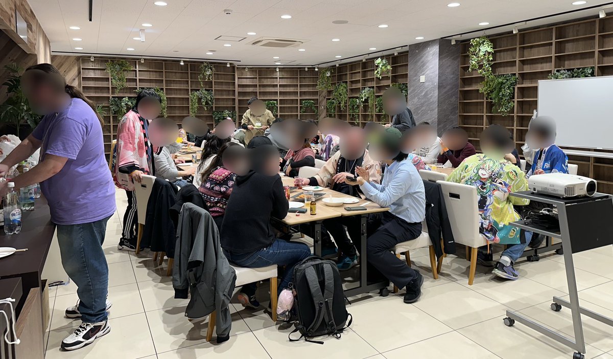 ryookera's tweet photo. 改めまして昨晩、国際交流をメインとしたオフ会を開催しました。計47名、様々な地域の方に参加していただき大盛況でした！
去年に引き続き今年はいろいろアップデートしましたが、いろいろ反省点も見つかりましたのでさらにアップデートして来年もやりたいですね。
皆様ありがとうございました！ https://t.co/gSI3tvdRbV