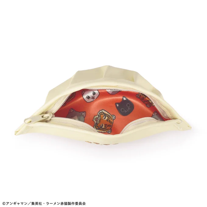 今日3/8は #餃子の日 TVアニメ「ラーメン赤猫」コラボの肉球印ギョーザポーチが好評発売中内生地には赤猫のみんなが集合!▽コラボグッズ詳細はこちら 