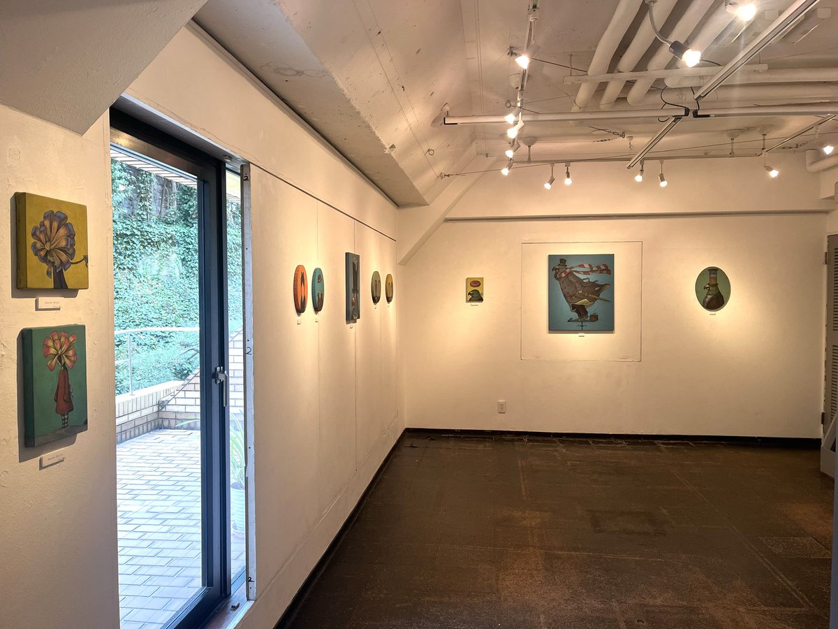 ayanowatanabe33's tweet photo. 個展2日目。あいにくのお天気ですが在廊しております。
お近くにお越しの際はお気軽にお立ち寄りください。

渡邊綾乃個展「bird strike」
会期：3月7日（金）〜3月15日（土）会期中無休
会場:ストライプハウスギャラリー/六本木
開場時間:11:00〜18:30(最終日17:30閉場) https://t.co/YX0VGAXytR