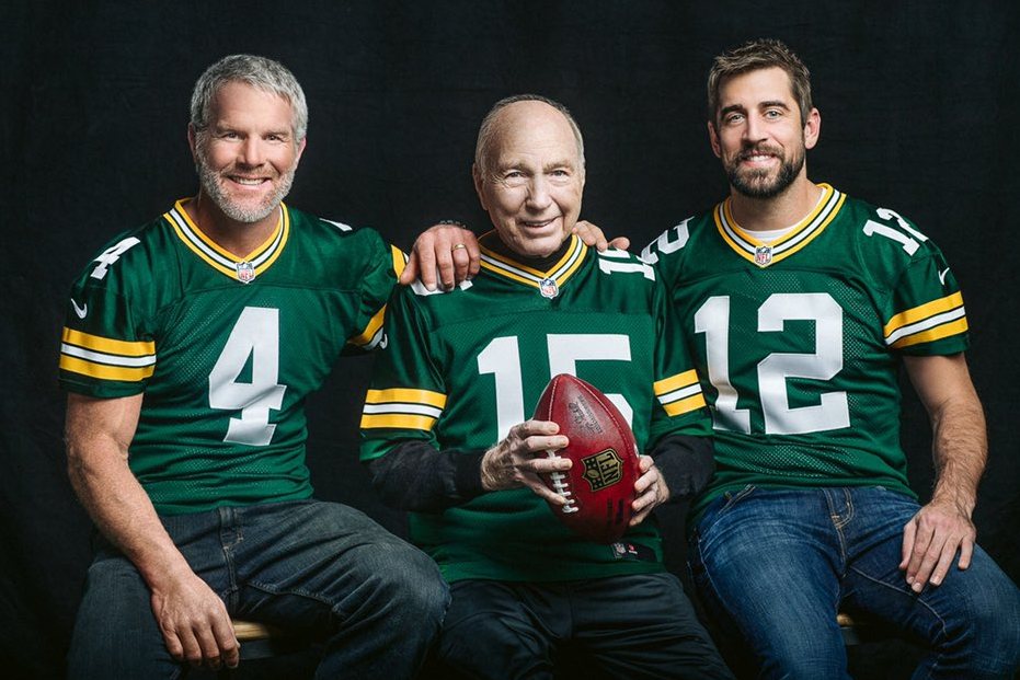 MikeClemensNFL's tweet photo. Only four have played for the Green Bay #Packers for 16 years - or more. 
Bart Starr            16
Brett Favre          16
Aaron Rodgers  18
Mason Crosby   16
@BrettFavre @AaronRodgers12 @crosbykicks2 https://t.co/5y1RKsppS7