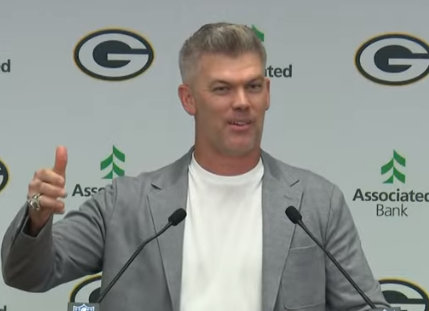 MikeClemensNFL's tweet photo. Only four have played for the Green Bay #Packers for 16 years - or more. 
Bart Starr            16
Brett Favre          16
Aaron Rodgers  18
Mason Crosby   16
@BrettFavre @AaronRodgers12 @crosbykicks2 https://t.co/5y1RKsppS7