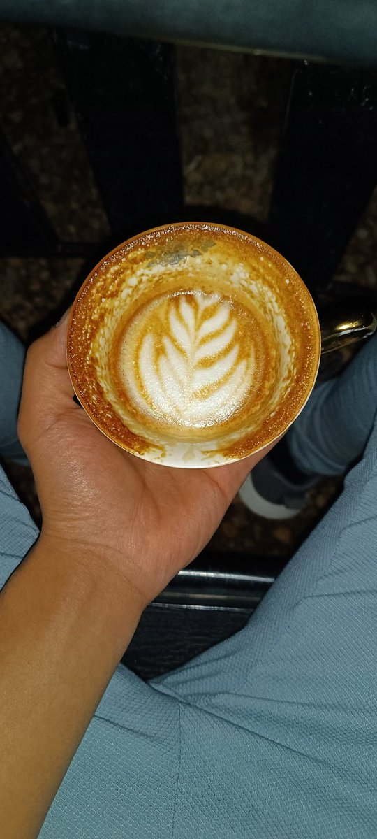 essakaresh's tweet image. ليلة هادئة بنكهة القهوة وضوء المصابيح

بين يديك فنجان قهوة يختصر دفء اللحظة، رسمت عليه موجات الحليب كما ترسم أضواء المصابيح ملامح الشارع في عتمة الليل، حيث تتراقص الأضواء على الأرصفة، وكأن المدينة تستمتع معك بهذه اللحظة. بين دفء القهوة وبرودة الليل،تتشكل حكاية لا تُروى، بل تُشعر