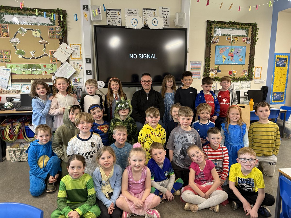 rhosstreet's tweet photo. Yesterday, Blwyddyn 2 enjoyed a wonderful afternoon interviewing for their topic ’Who Inspires Me?’ Jozsef answered a wide range of questions about his fundraising efforts for needy causes. Diolch o galon for giving up your time. 🎤🤩#RSScfw #RSSwb #RSSrve #RSSpv #RSSlit https://t.co/GaEDvclTJt