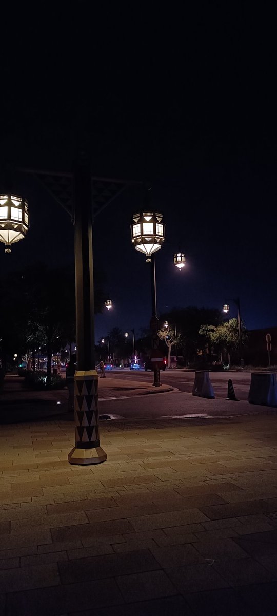 essakaresh's tweet image. ليلة هادئة بنكهة القهوة وضوء المصابيح

بين يديك فنجان قهوة يختصر دفء اللحظة، رسمت عليه موجات الحليب كما ترسم أضواء المصابيح ملامح الشارع في عتمة الليل، حيث تتراقص الأضواء على الأرصفة، وكأن المدينة تستمتع معك بهذه اللحظة. بين دفء القهوة وبرودة الليل،تتشكل حكاية لا تُروى، بل تُشعر