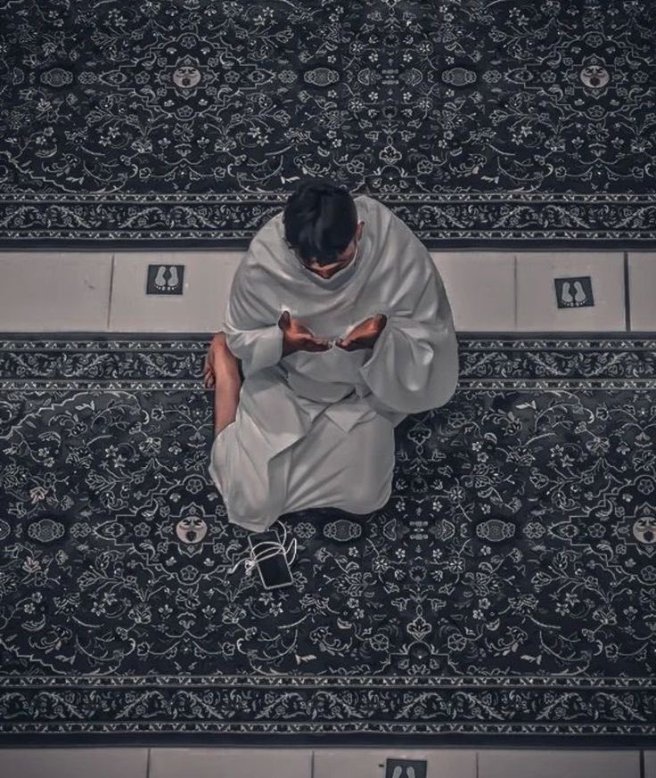 safia_93's tweet photo. «ليست لديّ كلماتٌ مناسبةٌ أدعوكَ بها، لكنّي أعلم أنّك تنظر لقلبي وتعرف خباياه أرجو ألّا تفارقني معيّتك، وألّا تتركني إلى قلّة حيلتي» https://t.co/ajdh7u9NJu