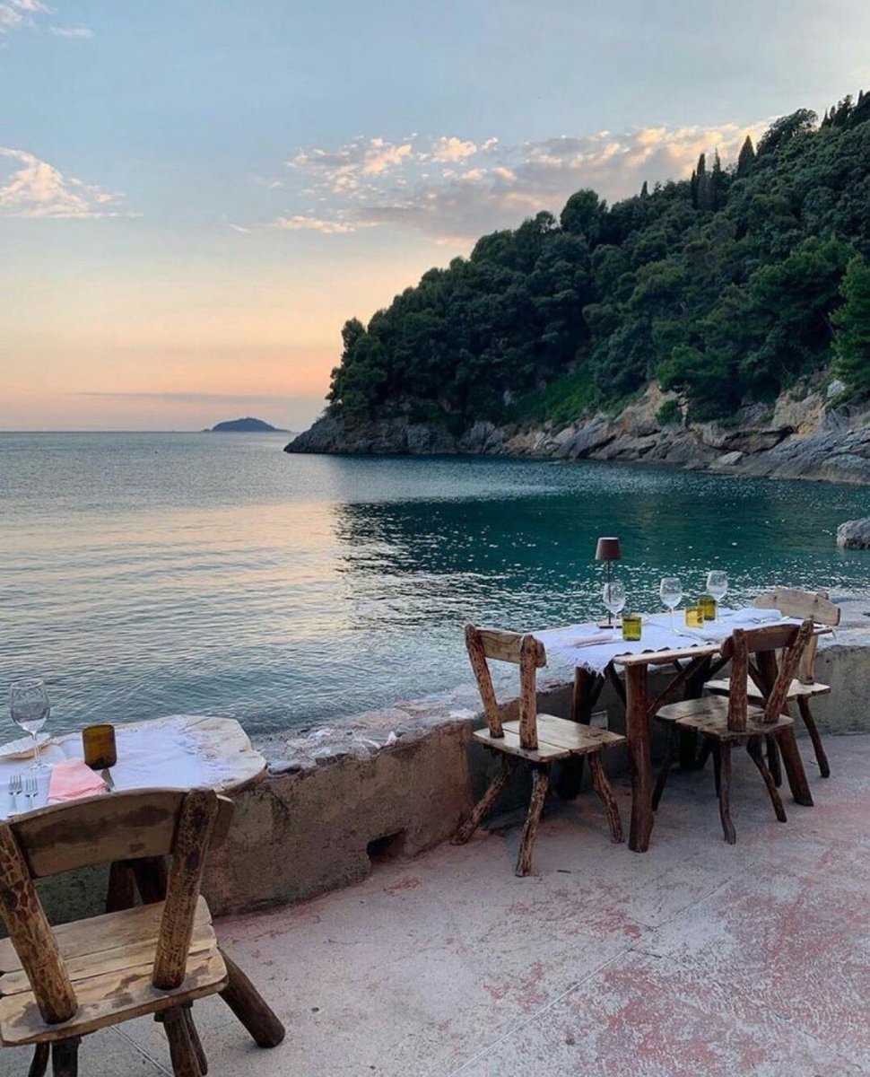 AidelZack's tweet photo. Coucher de soleil… deux chaises… discuter pendant des heures…
J’épouserai la femme qui me donnera envie d’être là, simplement en la regardant. https://t.co/33NUFCYoN9