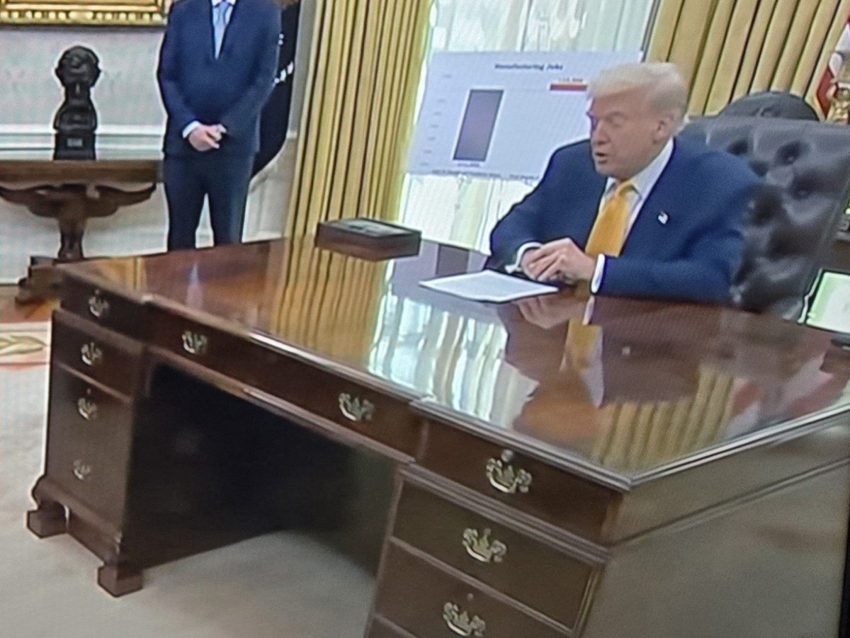 jrhmoore928's tweet photo. Did anyone catch this? Why is @POTUS sitting on the back side of the desk? 🤷🏼‍♀️ https://t.co/DTZzZ1MLA7