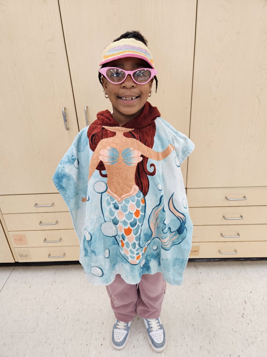 grenobleps's tweet image. March Break kickoff with Beach Day! ☀️🏖️ Students traded boots for flip-flops and classrooms for sandy vibes. A perfect way to start the break with fun, laughter, and a splash of summer spirit! 🌊😎  @PeelSchools @PDSBDirector #BeachDay #MarchBreakFun #SchoolVibes