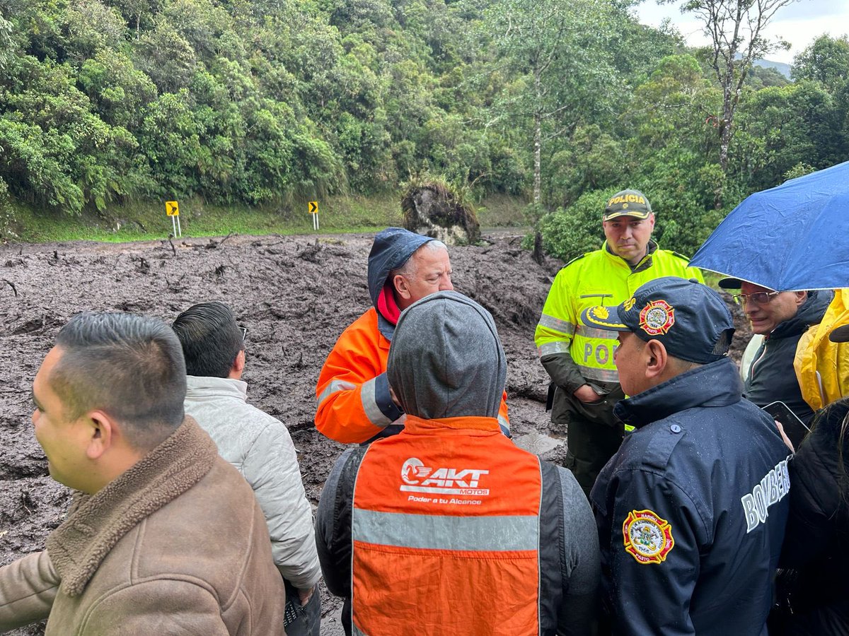 PoliciaPasto's tweet photo. 🚨 #AEstaHora | La Policía Nacional junto con la @alcaldiapasto brinda acompañamiento y apoyo en la emergencia causada por una avalancha en el kilómetro 12 de la vía al #Encano. Nuestro compromiso es velar por la seguridad y el bienestar de la comunidad.
#DiosYPatria https://t.co/DQKvvKQoGd