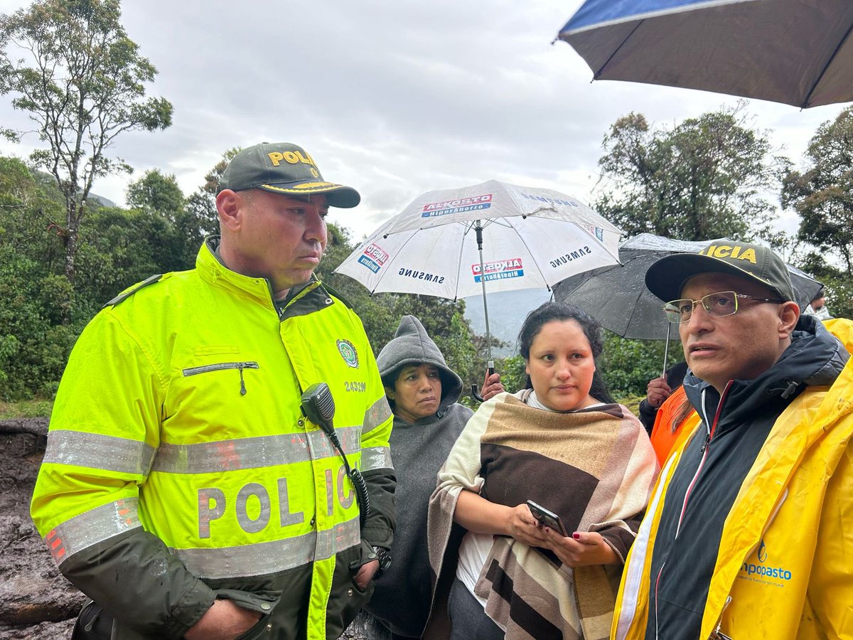 PoliciaPasto's tweet photo. 🚨 #AEstaHora | La Policía Nacional junto con la @alcaldiapasto brinda acompañamiento y apoyo en la emergencia causada por una avalancha en el kilómetro 12 de la vía al #Encano. Nuestro compromiso es velar por la seguridad y el bienestar de la comunidad.
#DiosYPatria https://t.co/DQKvvKQoGd