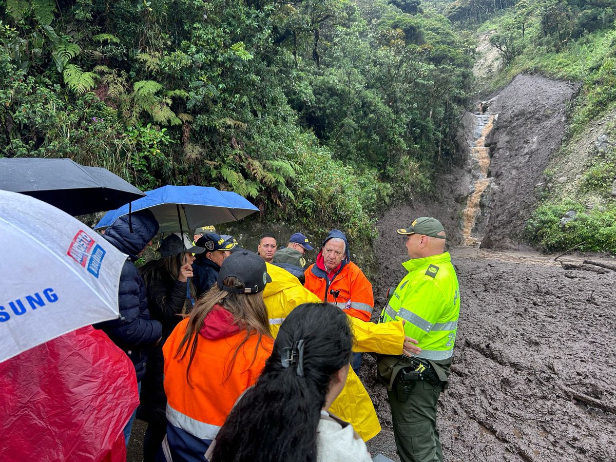 PoliciaPasto's tweet photo. 🚨 #AEstaHora | La Policía Nacional junto con la @alcaldiapasto brinda acompañamiento y apoyo en la emergencia causada por una avalancha en el kilómetro 12 de la vía al #Encano. Nuestro compromiso es velar por la seguridad y el bienestar de la comunidad.
#DiosYPatria https://t.co/DQKvvKQoGd