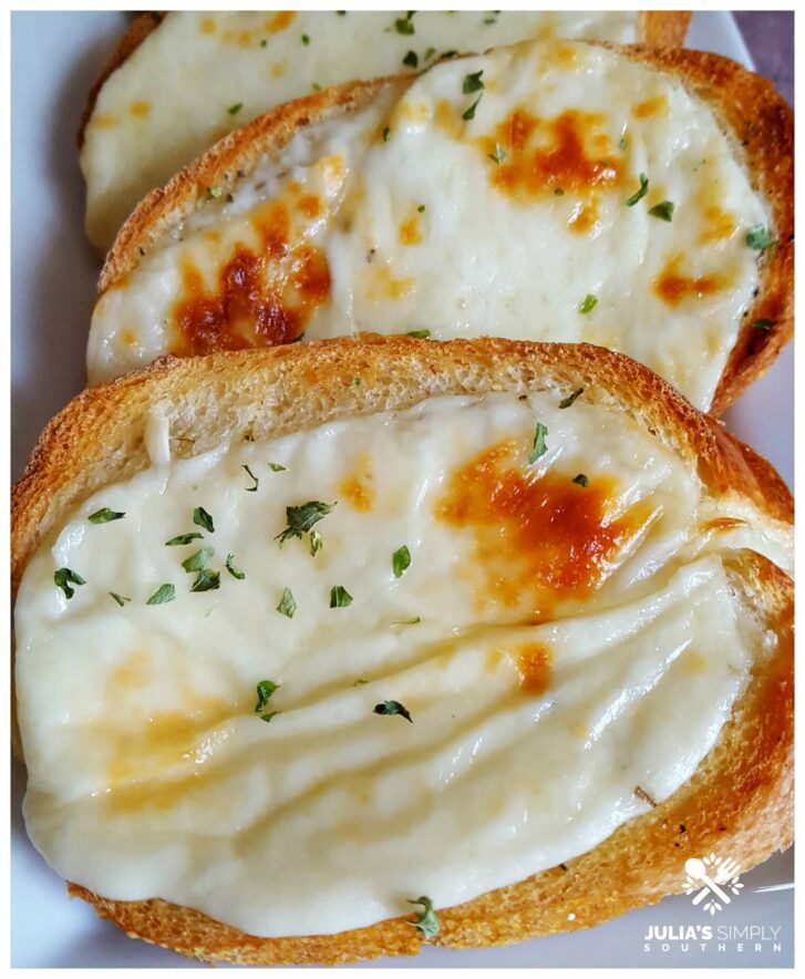 JuliaDJordan's tweet image. This cheese garlic bread might just be my favorite part of spaghetti night. ⭐️ juliassimplysouthern.com/2019/03/cheesy…
#dinnerideas #spaghettinight