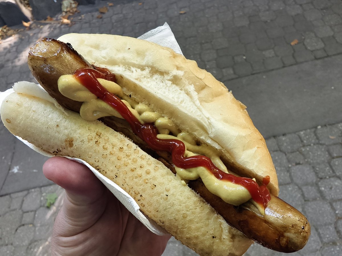 LachlanB_'s tweet photo. Succumbed to the smell 🤤🤤 #Bratwurst #SoDamnGood https://t.co/vD3J8Pf3Ie