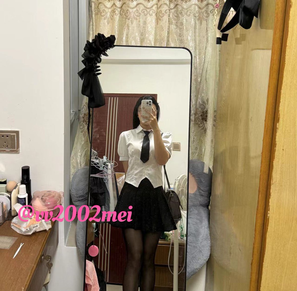 vv2002mei's tweet photo. 早起上班真的很要命……我看看谁和我一样同为牛马，评论区留言，抽一个送一组公司露出福利 https://t.co/Pd42PHvlX9