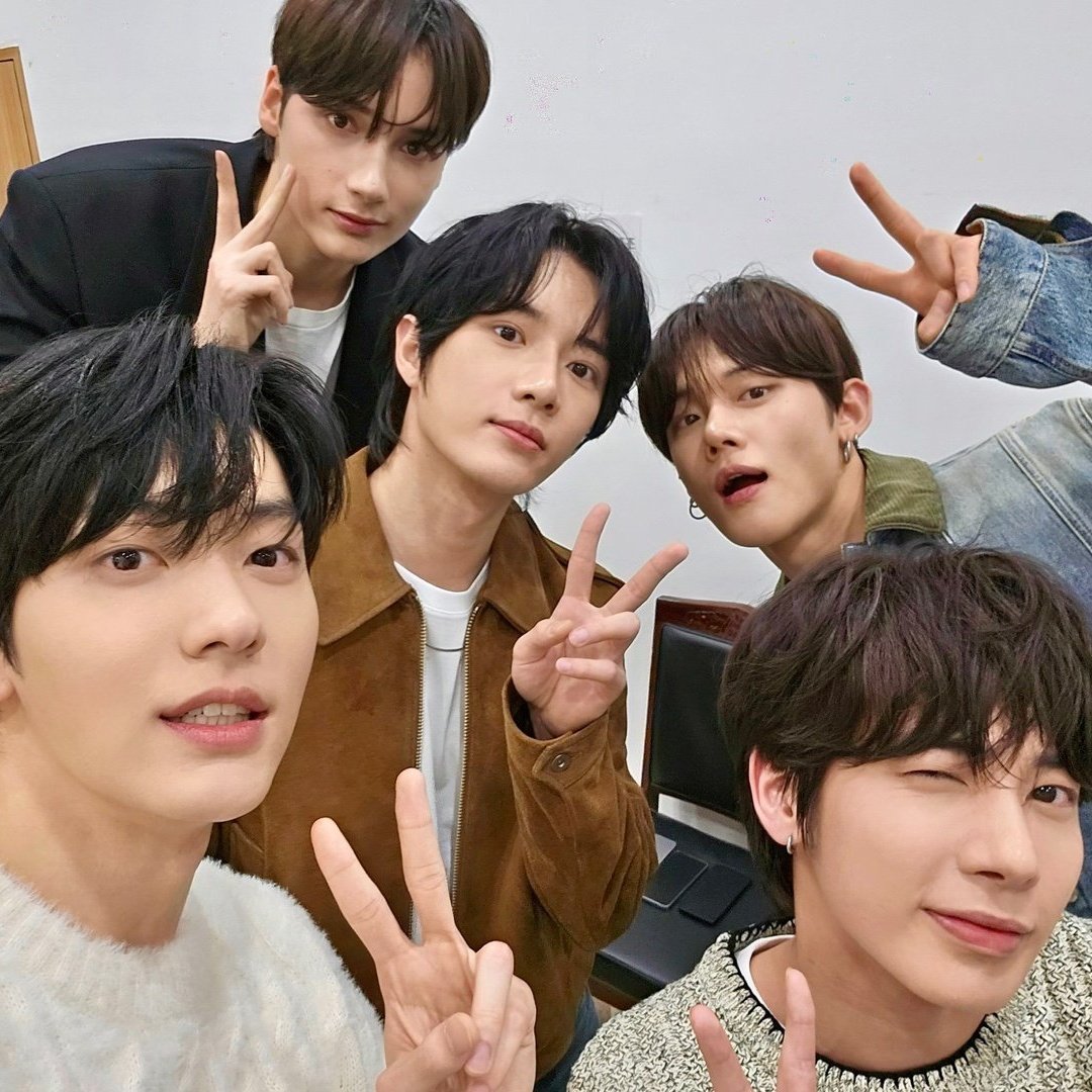 NPOTXT's tweet photo. Olá! Nunca Pause O TXT é uma página 100% dedicada a momentos virais, perfomances e memes sobre o grupo de K-pop #TXT, dessa vez sem posts tendenciosos. 😉

Nos sigam e ativem as notificações para mais posts sobre o TXT. https://t.co/tVckKwC2Xn