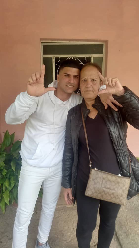 🚨Hoy no dejaron entrar a la visita de mi hermano al expreso político Lidier Ramon Hernández que iba para ayudar a mi madre con el saco de las cosas que mi mamá le lleva a mi hermano.
Mi mamá se encontró a mi hermano doblado del dolor de las úlceras estomacales. Esta gente no