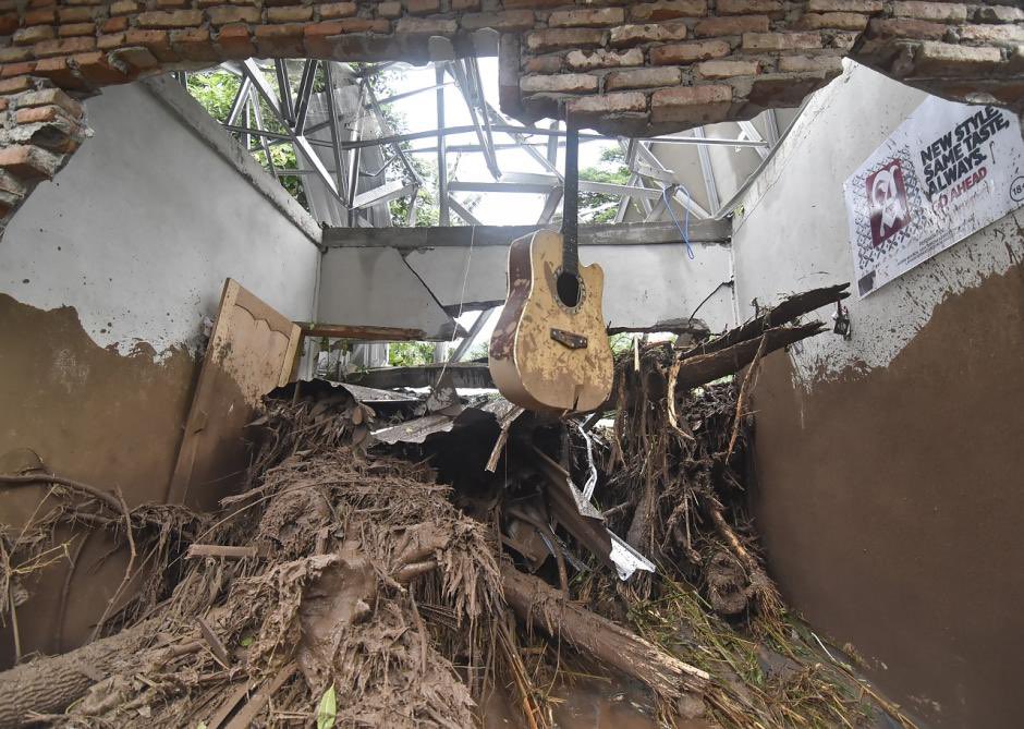 Zonagitar's tweet photo. Banjir di bekasi ternyata setinggi atap rumah, berarti seluruh alat2 listrik di rumah pada rusak dong? #banjirbekasi https://t.co/iH8kwpIqJI