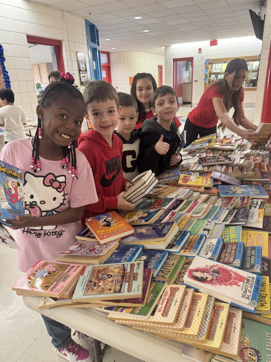 MelisManning's tweet photo. Thank you Sunnyside families! STORM students hosted our first book swap. We collected, counted, and sorted 1270 books! Students enjoyed shopping for books today. Happy reading!! 📚 @darla_lussier https://t.co/IrlF8Z5rOU