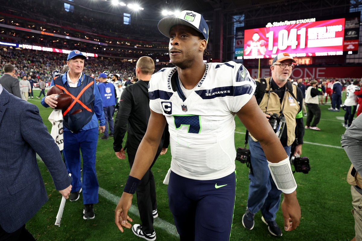 br_betting's tweet photo. Geno Smith is being traded to the Raiders 😳

Before trade: +8000 to win Super Bowl
After trade: +8000 to win Super Bowl https://t.co/pjYN4ZgMIQ