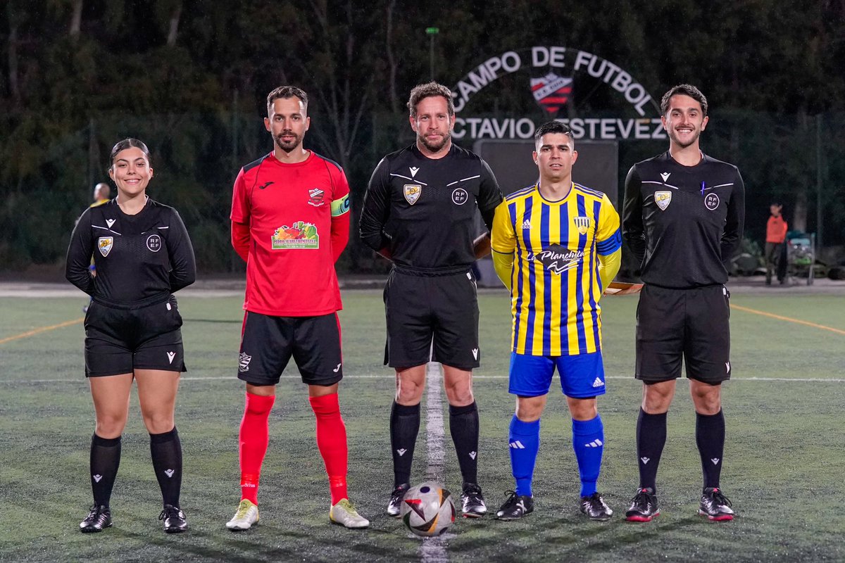 udguia's tweet photo. 📸 Dura derrota en el tiempo de prolongación del primer equipo, en el derbi guiense frente a la UD Atalaya (1-2).
Orgulloso de nuestros jugadores que se entregaron hasta el último segundo.
Gracias afición, junto lo conseguiremos. 💪❤️🖤
#volveralacima #udguia #guiaesdeporte https://t.co/Q3FfMsVaEA