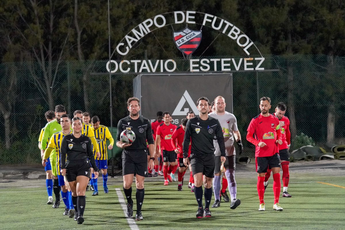 udguia's tweet photo. 📸 Dura derrota en el tiempo de prolongación del primer equipo, en el derbi guiense frente a la UD Atalaya (1-2).
Orgulloso de nuestros jugadores que se entregaron hasta el último segundo.
Gracias afición, junto lo conseguiremos. 💪❤️🖤
#volveralacima #udguia #guiaesdeporte https://t.co/Q3FfMsVaEA