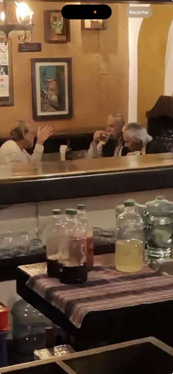 RMendezRuiz's tweet photo. A pesar de tener medida sustitutiva de arresto en su domicilio, Jose Rubén Zamora almuerza en la calle (hoy, en un restaurante de la zona 13).
Eso constituye una violación grave de la medida, por demás ilegal, que el juez Erick García le otorgó.
¡OJO MP! https://t.co/DtAe71htj7