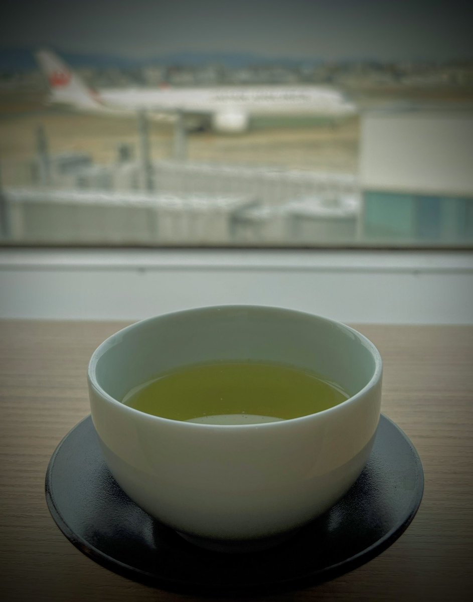 福岡空港は曇り。一昨日の大阪より暖かいけどまだコートが要る。出張続きで滅入ってるけど、出発前の一服で整えます。